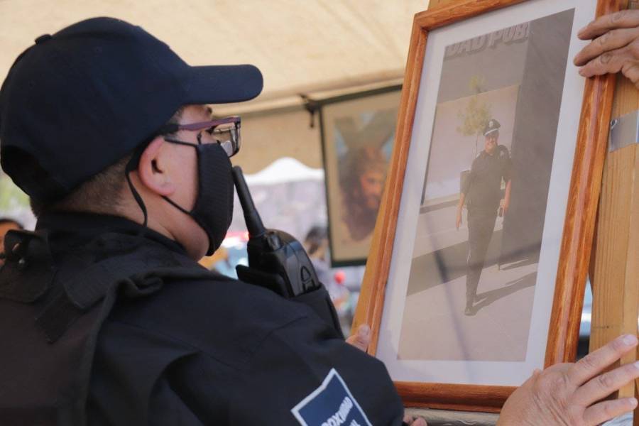 RINDEN HOMENAJE P&Oacute;STUMO A JUAN DE LA ROSA REVILLA, SUBCOMANDANTE DE SEGURIDAD P&Uacute;BLICA MUNICIPAL