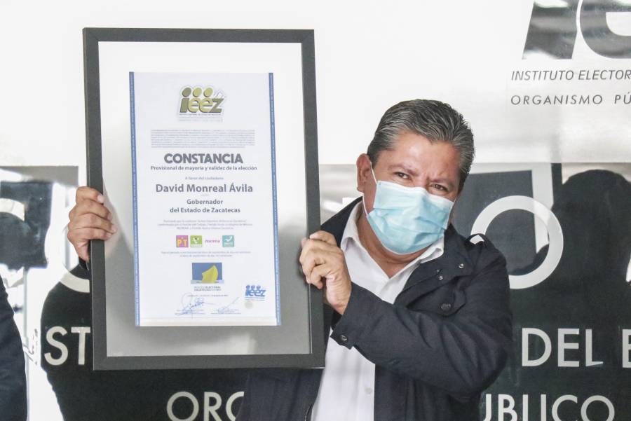 Recibe David Monreal constancia de mayor&iacute;a