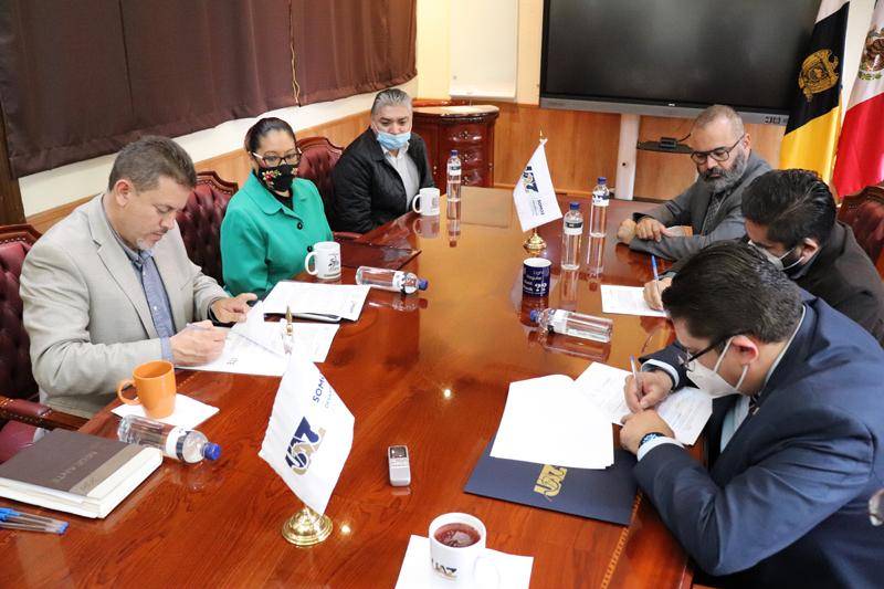 Asesoran y orientan a comunidad migrante zacatecana