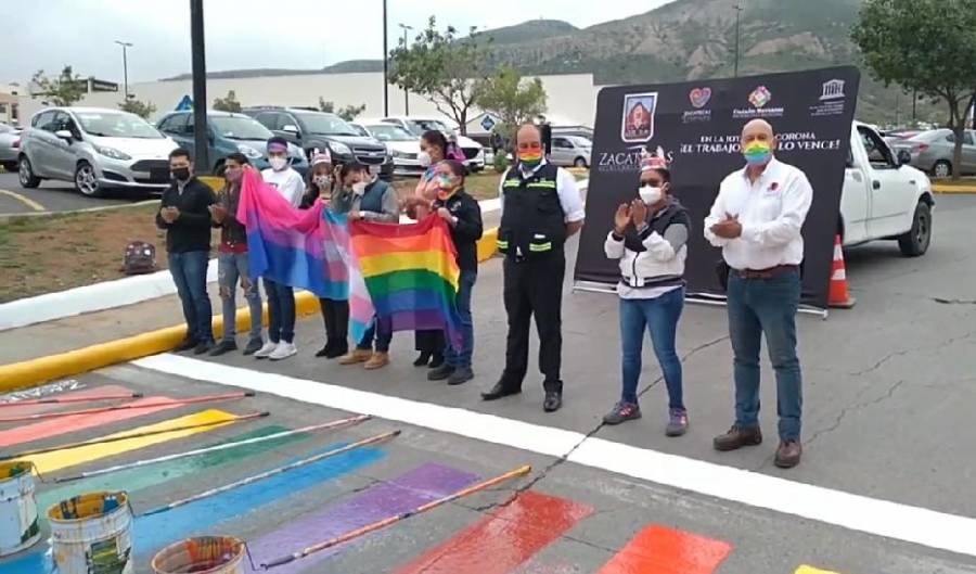 Pintan paso peatonal con arcoiris LGBTTTIQ+