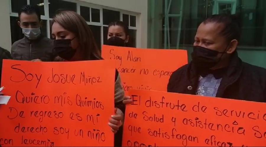 Protestan por carencia de oncológicos para sus hijos