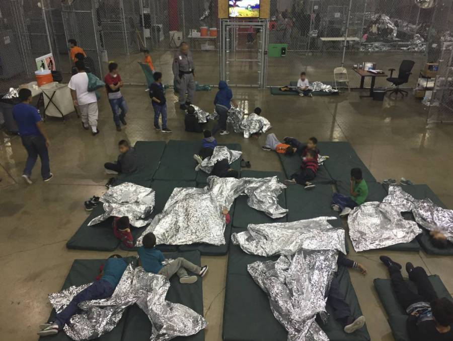 Migrantes detenidos en Texas pasan meses en prisión antes de comparecen ante juez, denuncian
