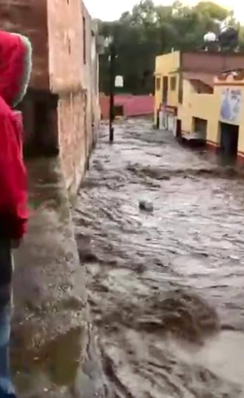 Inunda presa viviendas de Genaro Codina