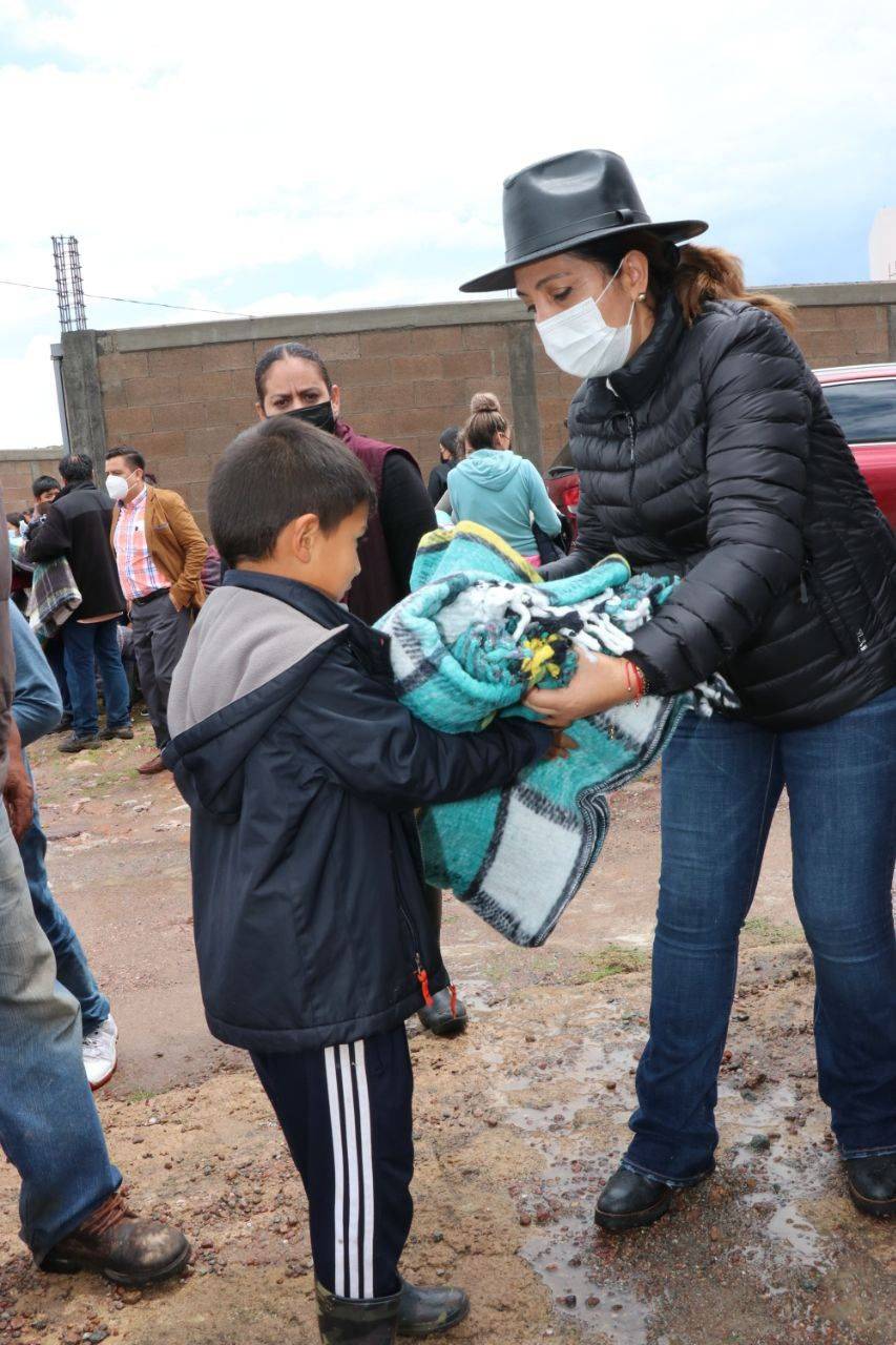 Atienden a afectados por inundaciones