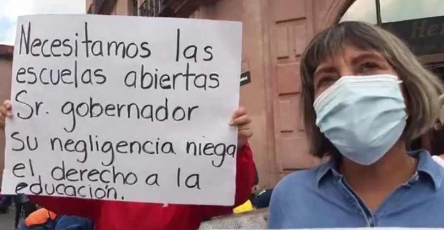 Maestros sin paga recurren a endeudamiento
