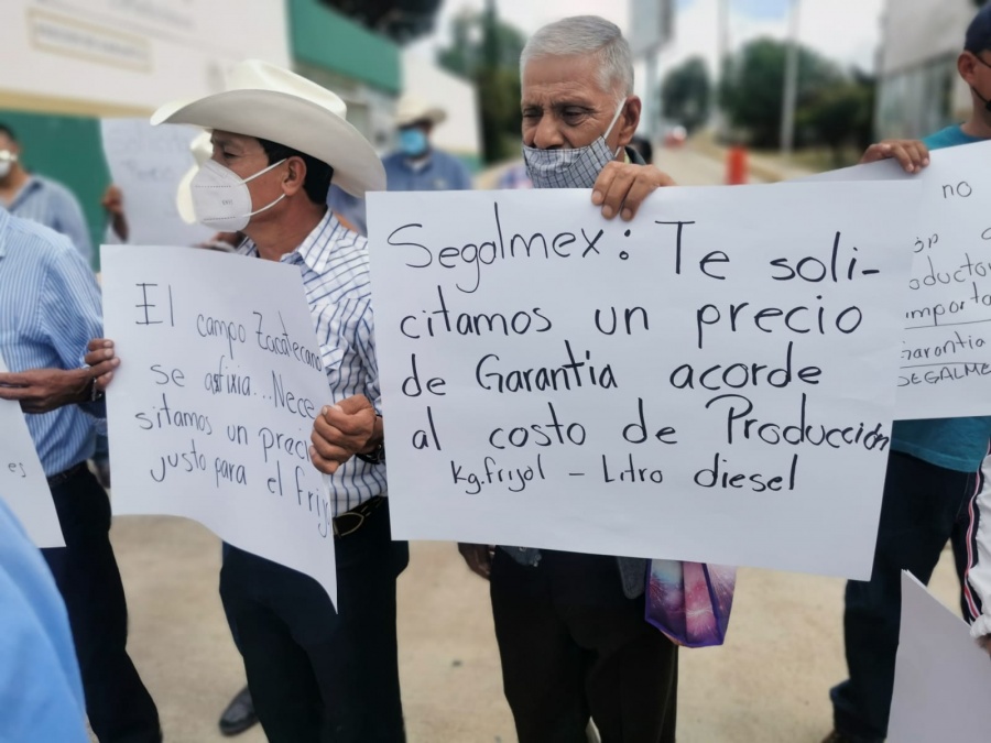 Protestan frijoleros en Segalmex; demandan apoyos