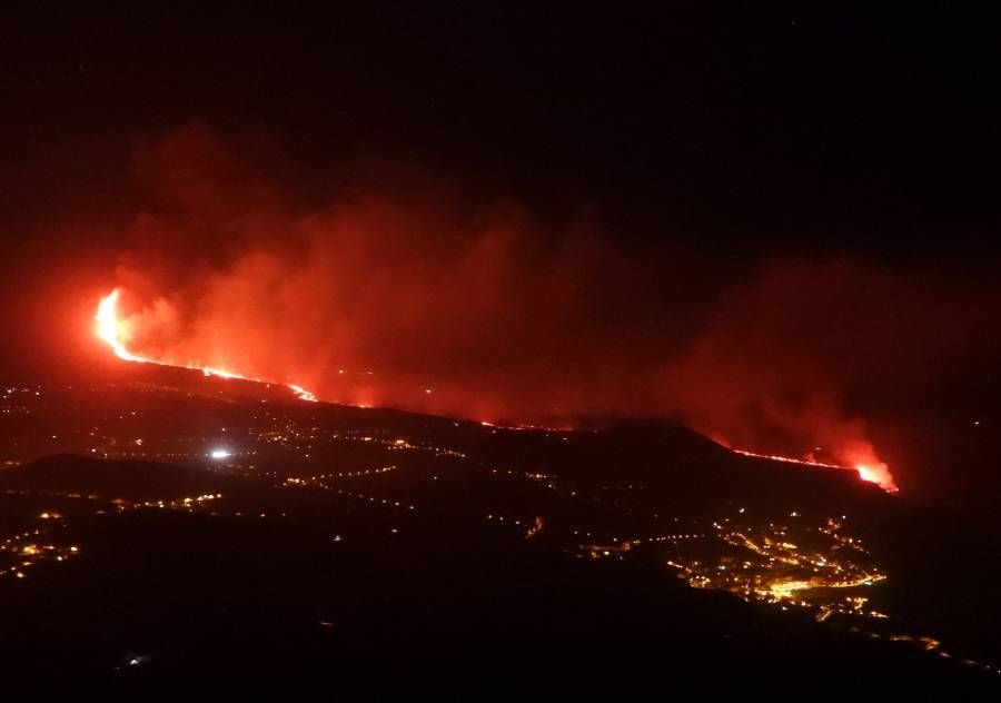 Lava del volcán en isla de La Palma llegan al mar
