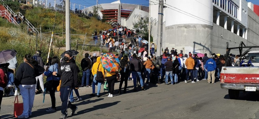 En medio del caos aplican vacunas para rezagados
