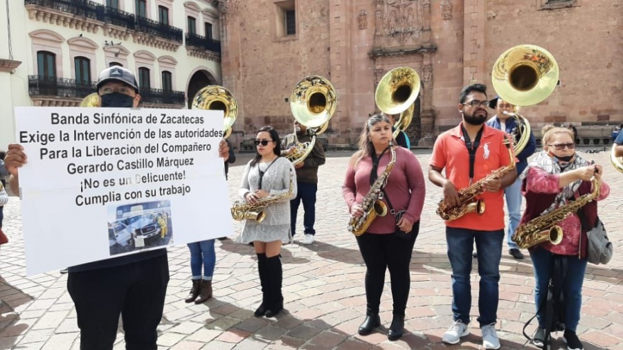 Protestan integrantes de la Banda por detenci&oacute;n de chofer