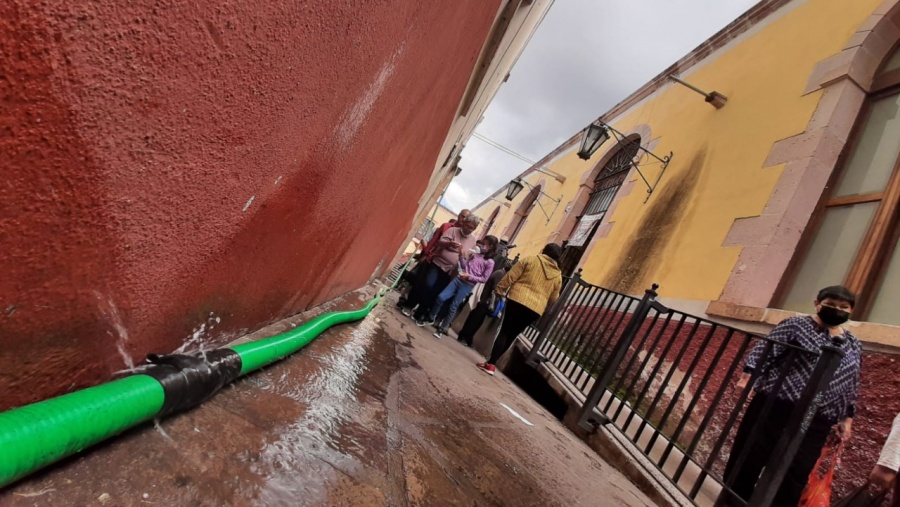Se quejan en Laberinto por pipas en mal estado