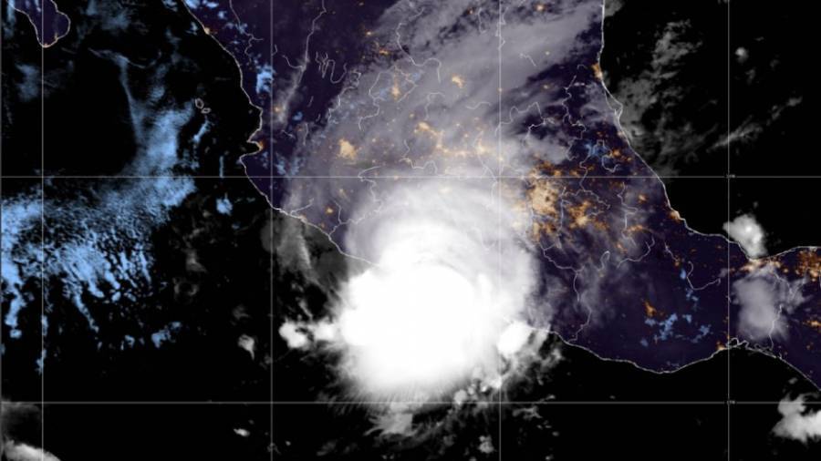 “Rick” toca tierra en Guerrero como hurac&aacute;n categor&iacute;a 2