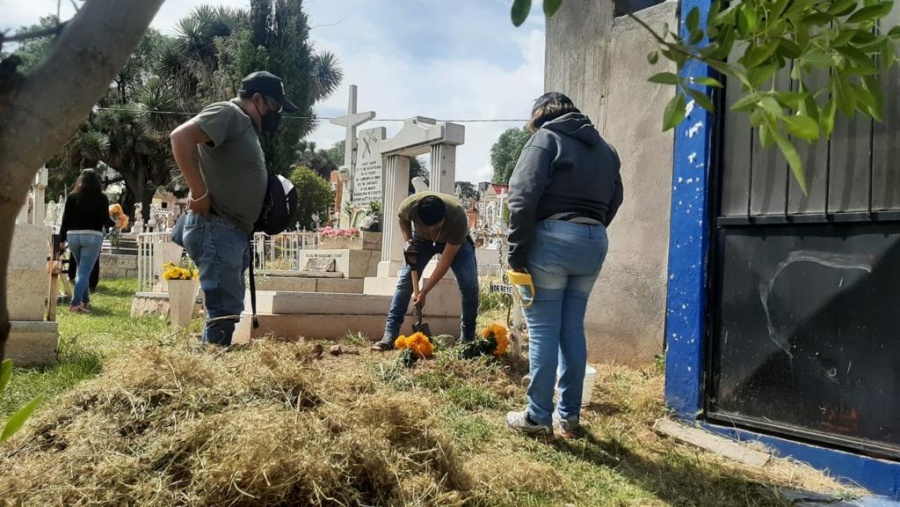 Visitan zacatecanos a sus muertos