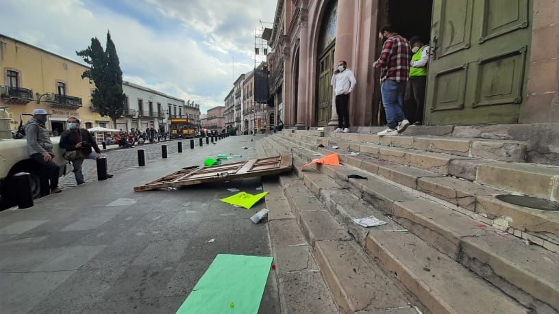 Mineros causan destrozos