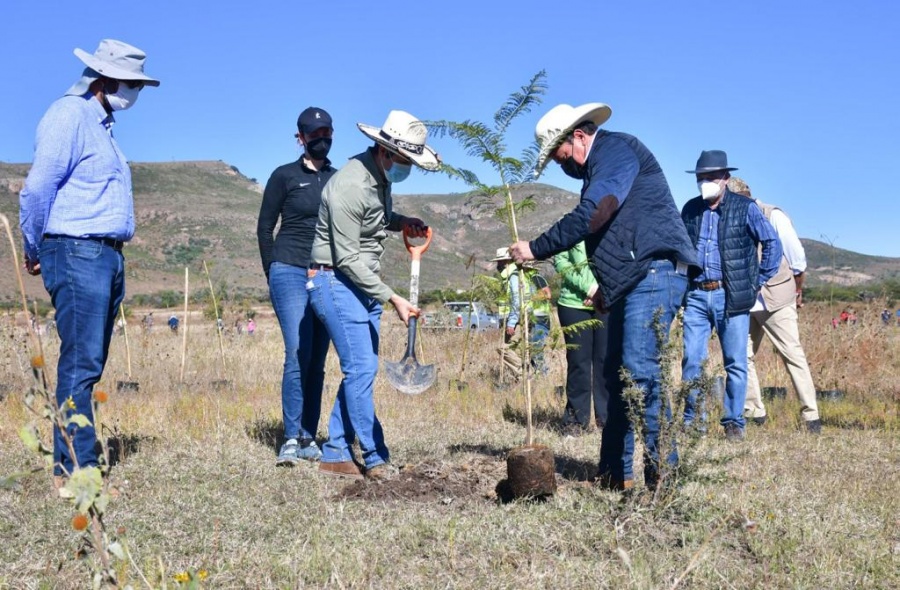 Emprenden gobernador y alcalde jornada de reforestaci&oacute;n