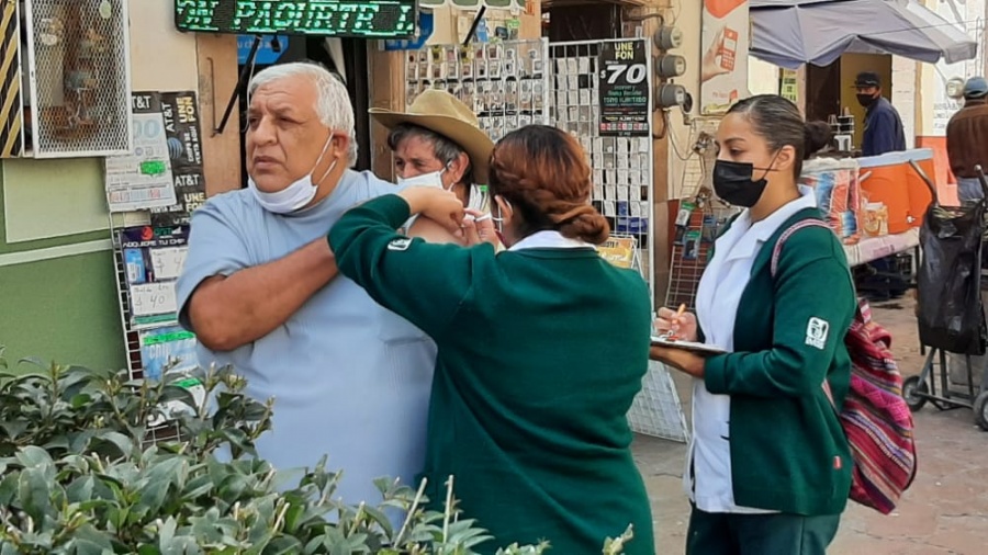 Vacunan contra influenza en Genaro Codina