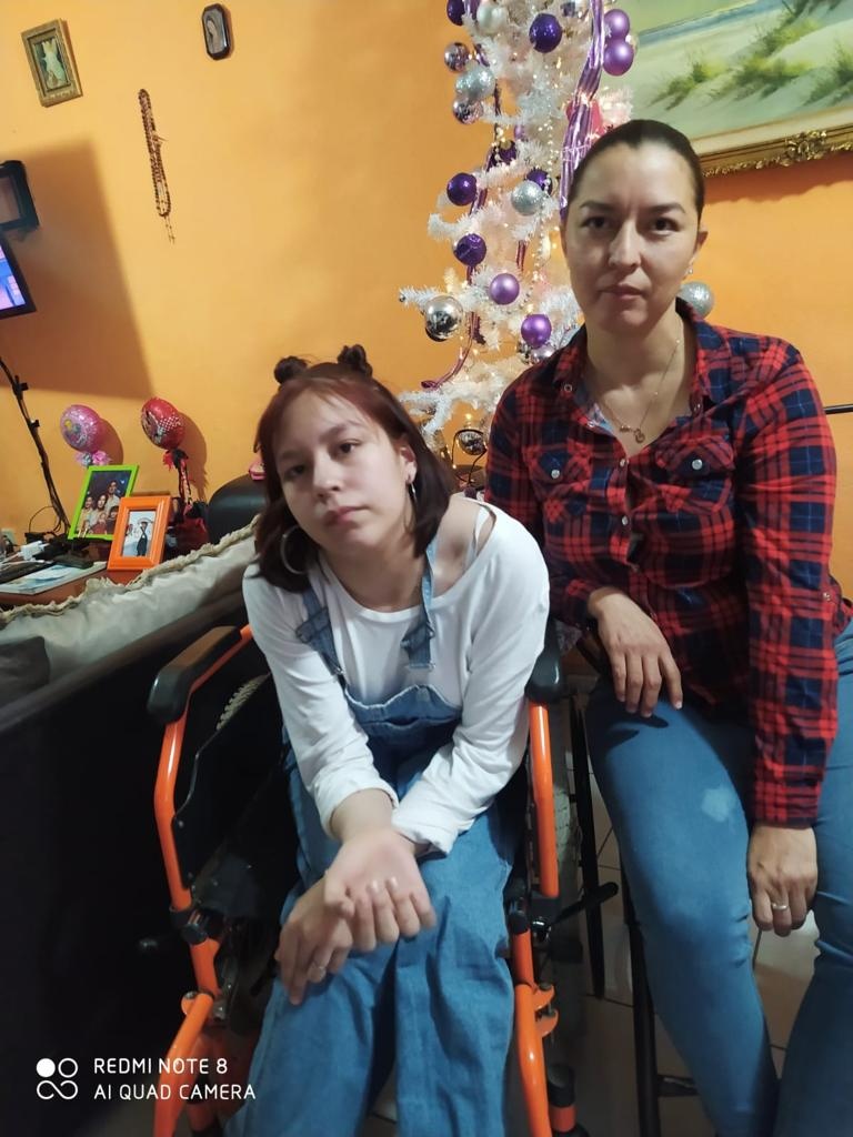 Afecta distonía nerviosa y muscular a madre e hija