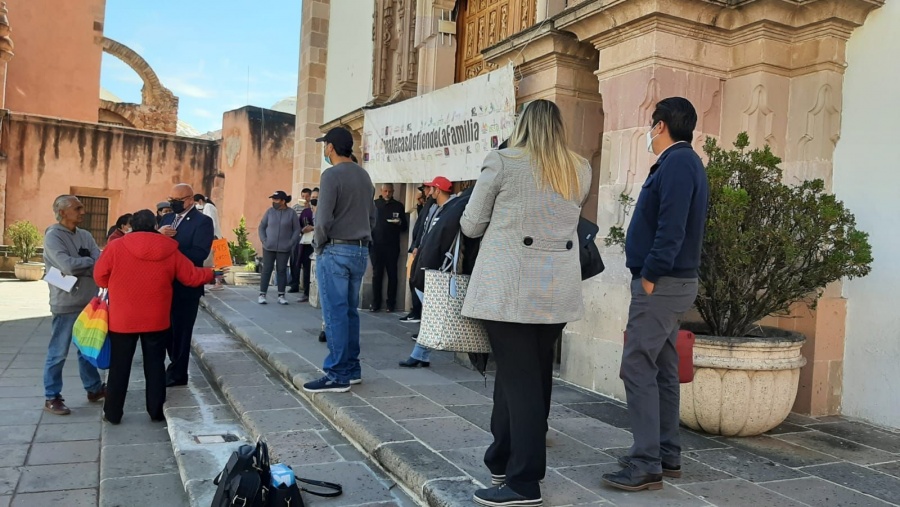 Se manifiestan contra matrimonios igualitarios