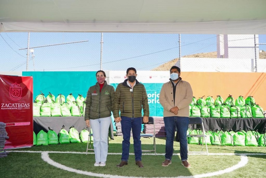Entrega alcalde despensas en zonas marginales
