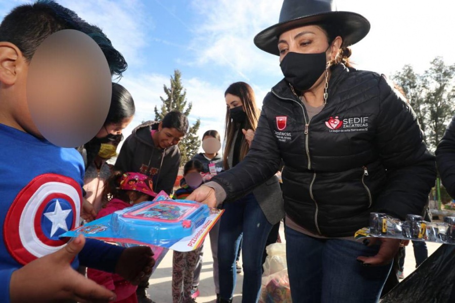 Lleva SEDIF apoyos invernales a familias de Zacatecas y Susticacán