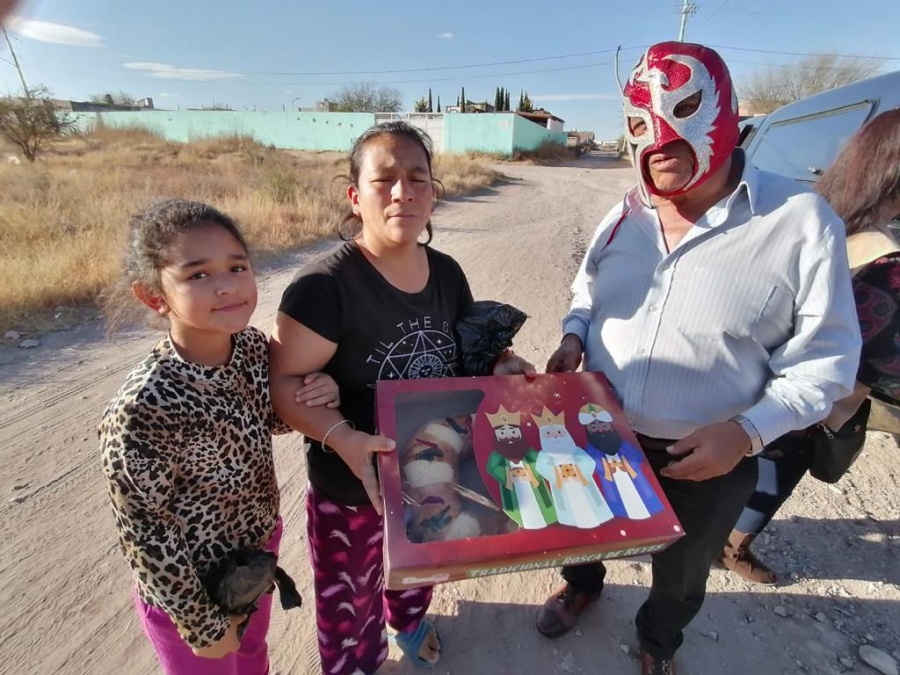 Reparte luchador sonrisas y regalos