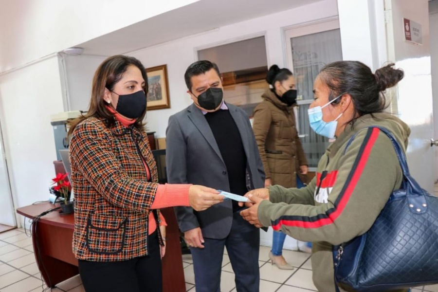 Entrega Gobierno apoyos para gastos médicos y funerarios