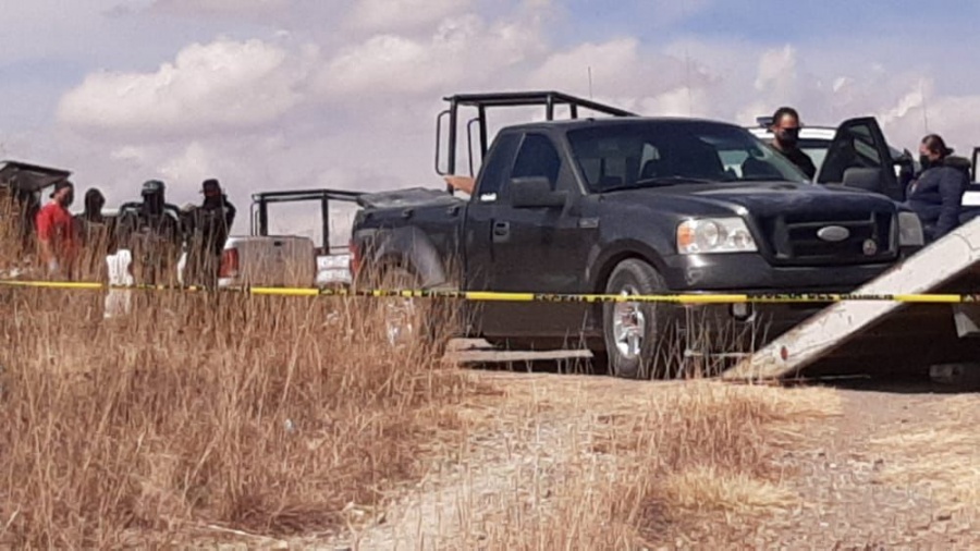 Localizan tres cuerpos en auto abandonado