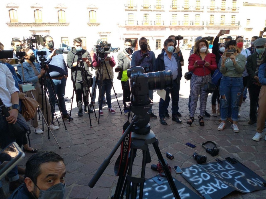 Se organizan periodistas; exigen pronta ley que los proteja