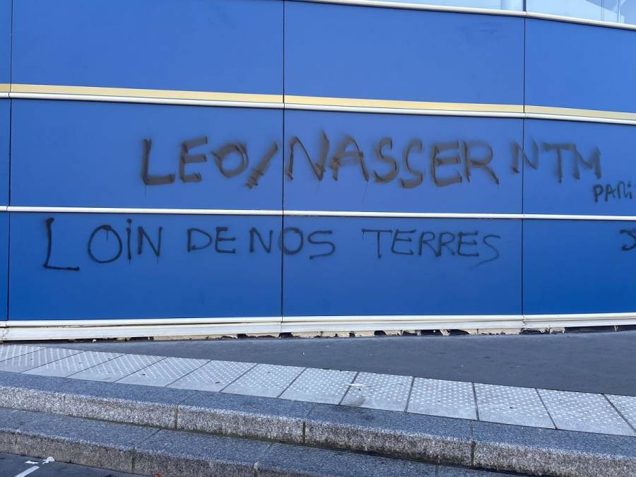 Instalaciones del PSG aparecen con pintas insultantes