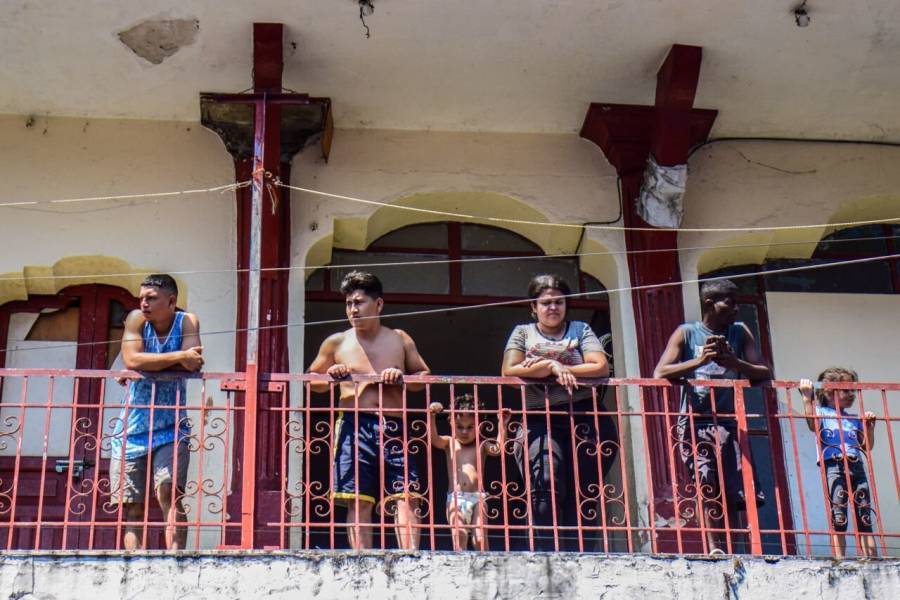 Migrantes pidieron regularizaci&oacute;n a las afueras del INM