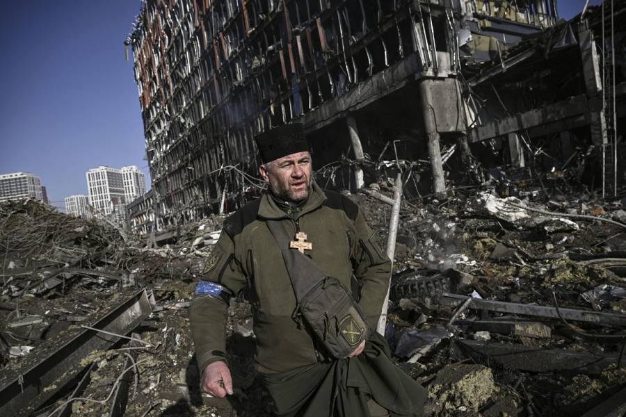 La guerra entra en Kiev con el bombardeo de un centro comercial