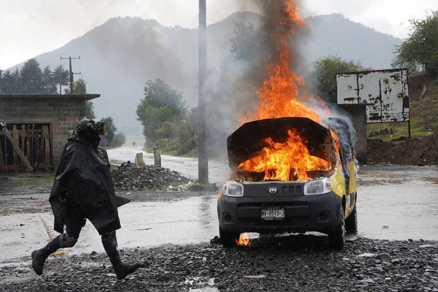 Se incendia camioneta cargada con huachicol en Acolman