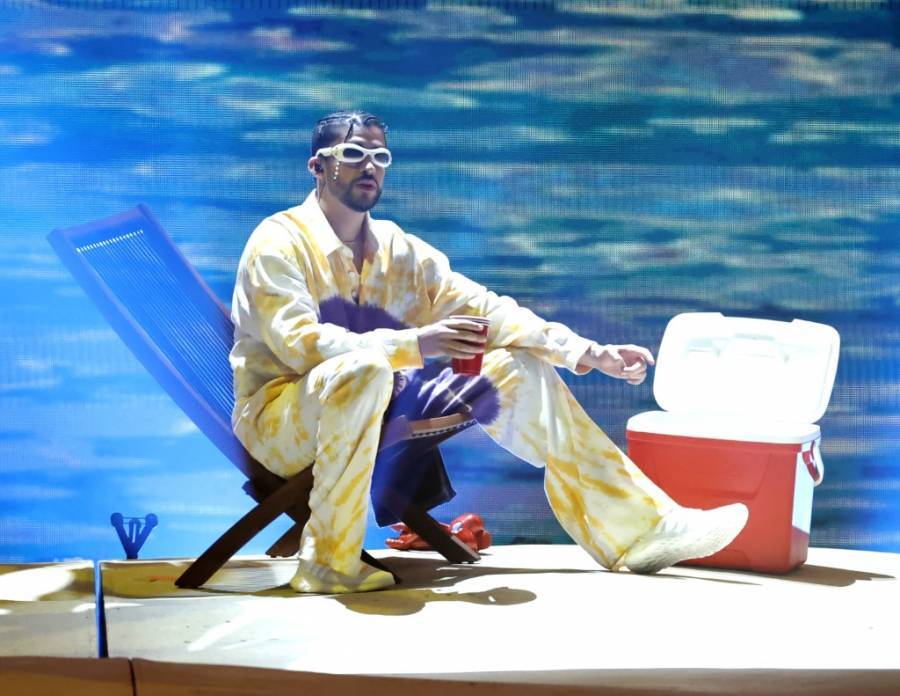 Así justifico Bad Bunny el lanzar teléfono de una fan al mar