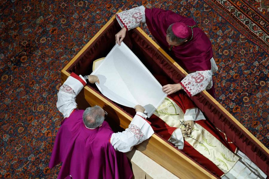 El entierro de Benedicto XVI caus&oacute; pol&eacute;mica en redes.