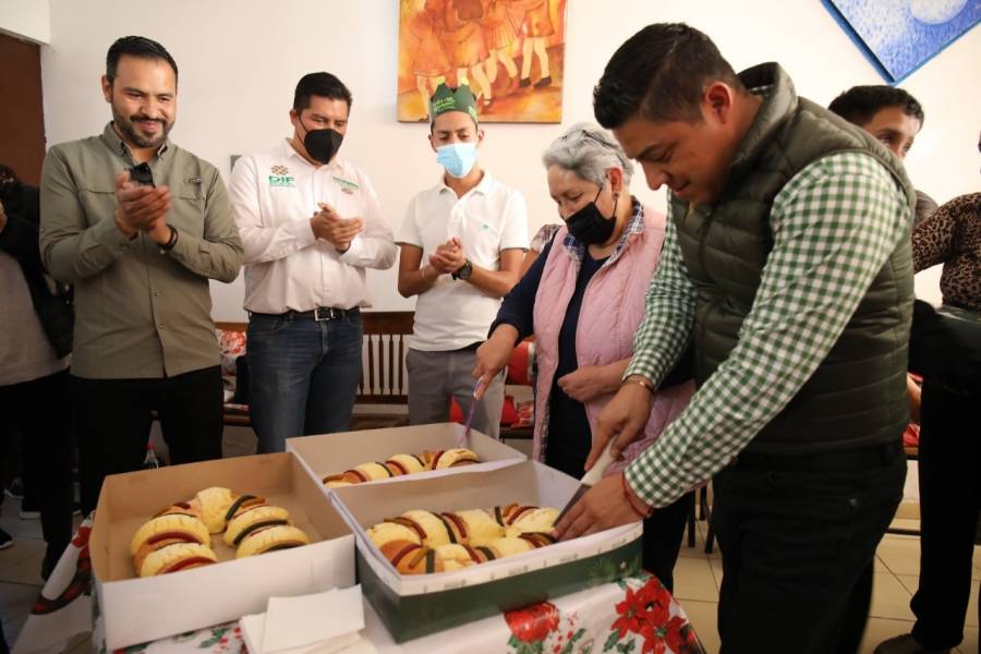 RGC realiza entrega de miles de roscas en los sectores m&aacute;s vulnerables de SLP