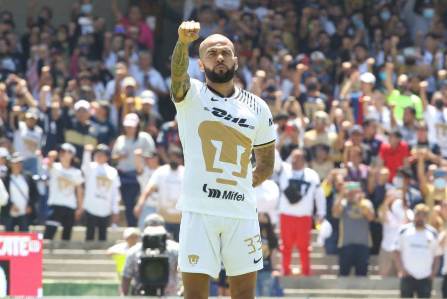 Pumas de Dani Alves se suman a homenajes a Pel&eacute; en el f&uacute;tbol mexicano