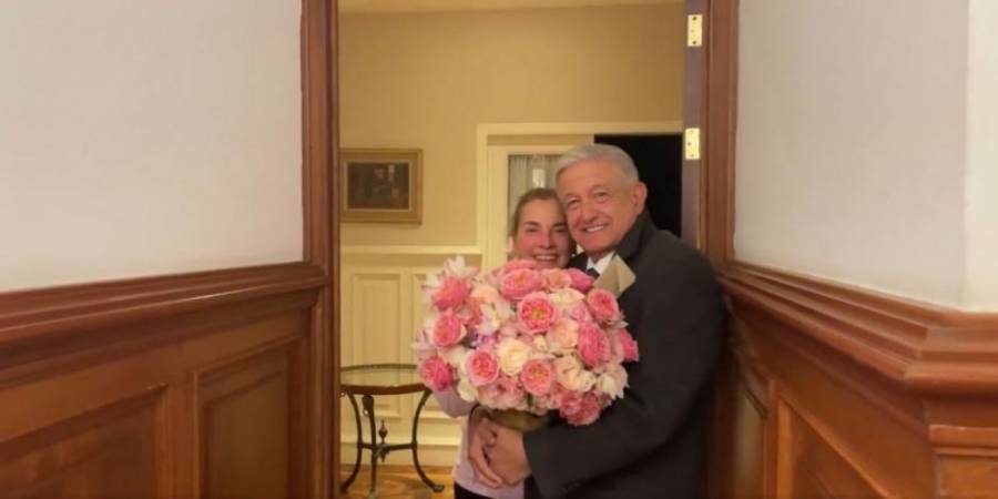 AMLO consiente a Beatriz Guti&eacute;rrez por su cumplea&ntilde;os