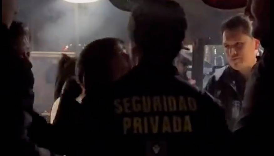 Esc&aacute;ndalo en un restaurante de Colombia por mal servicio