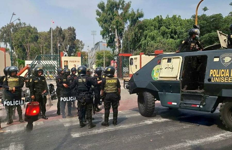 Polic&iacute;a entra a la universidad peruana y detiene a 200 personas