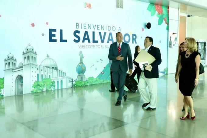 Nuevo embajador de EEUU promete mejorar lazos con El Salvador tras dos a&ntilde;os de roces