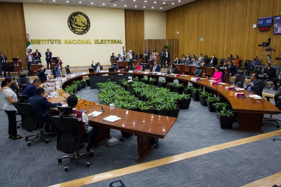 531 aspirantes a consejeros del INE realizan examen; Sergio Gonz&aacute;lez fue el primero en acabarlo