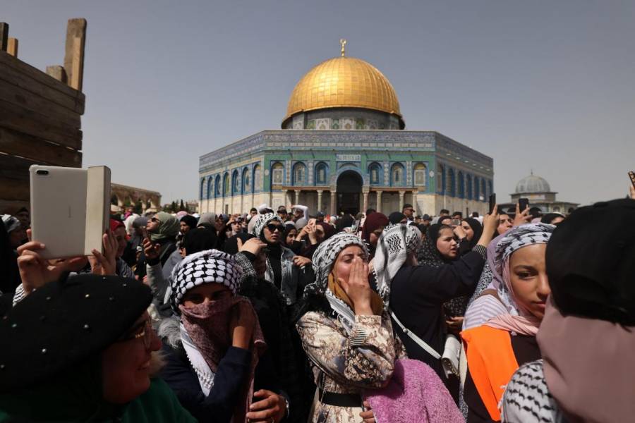 Miles de musulmanes rezan en la mezquita Al Aqsa de Jerusal&eacute;n al iniciar el ramad&aacute;n