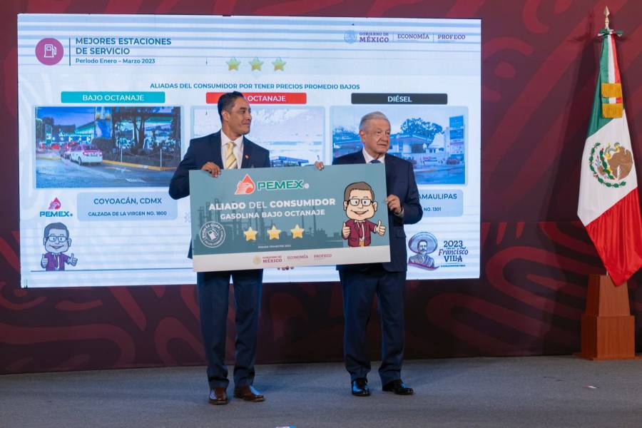 Entrega AMLO y Profeco reconocimientos por mantener precios bajos
