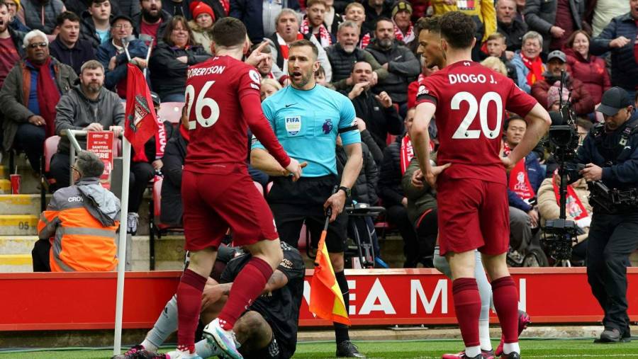 Suspendido el árbitro asistente sospechoso de dar un codazo a jugador del Liverpool