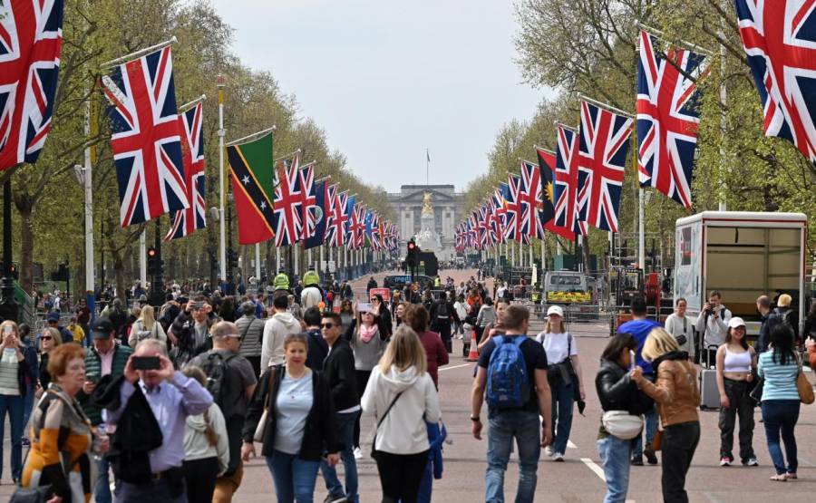 Detienen a hombre sospechoso de estar armado afuera del Palacio de Buckingham