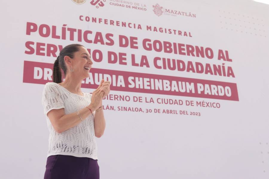 Sheinbaum baila sola: agradece pero se deslinda de la adaptaci&oacute;n de Peso Pluma
