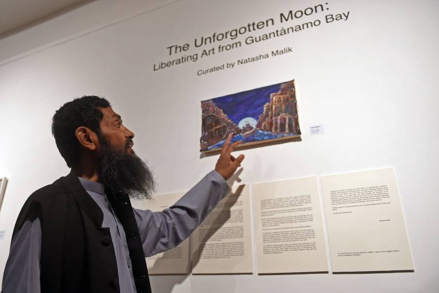Un exprisionero pakistan&iacute; de Guant&aacute;namo expone sus obras liberadoras