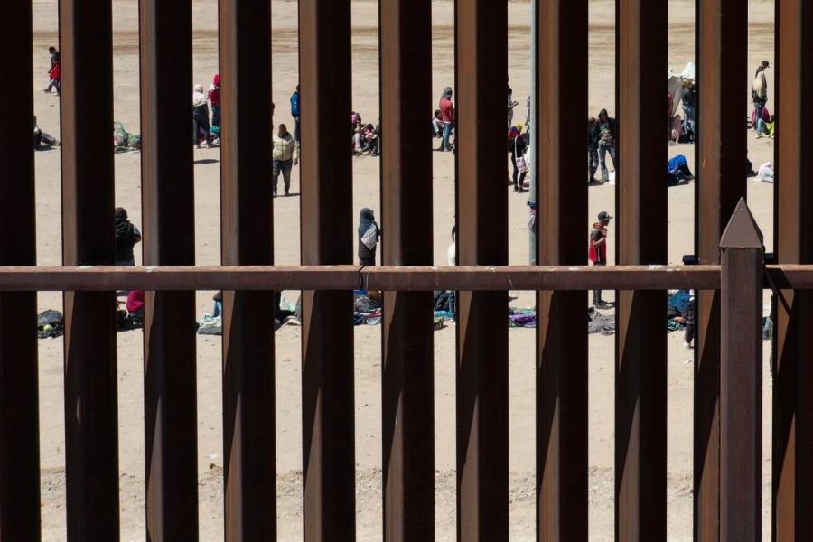 EEUU dice que ingresos de migrantes desde México caen a la mitad tras cambio de norma