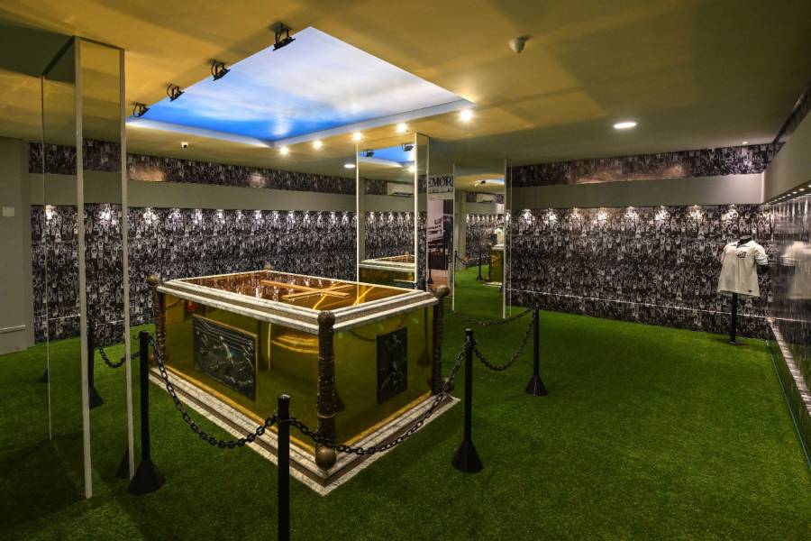 C&eacute;sped sint&eacute;tico y ata&uacute;d dorado: el p&uacute;blico descubre por primera vez mausoleo de Pel&eacute;