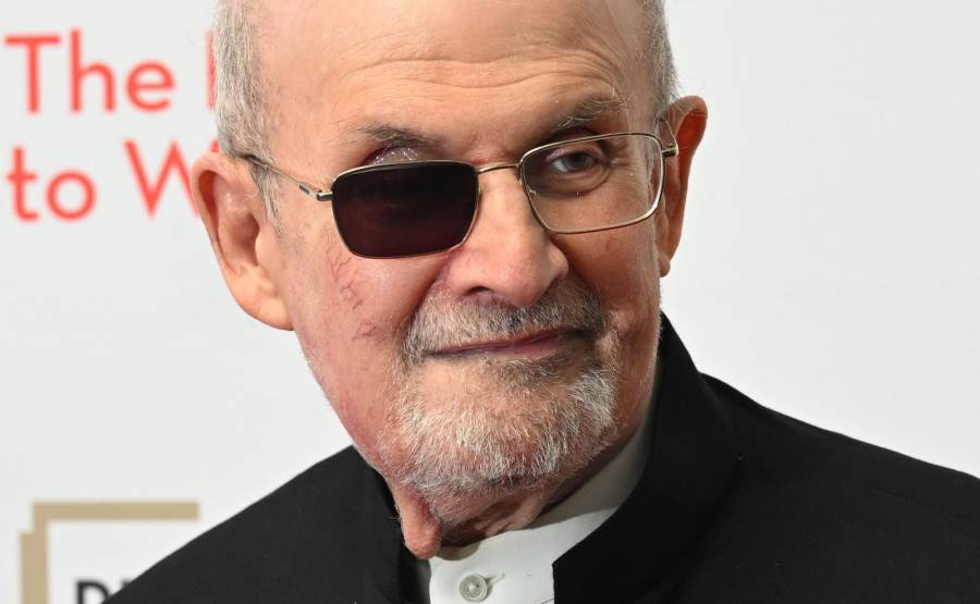 Salman Rushdie reaparece en p&uacute;blico en Nueva York nueve meses despu&eacute;s de ataque