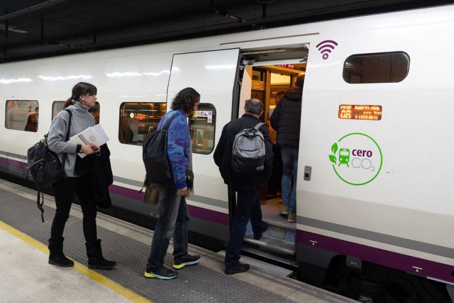 Francia proh&iacute;be vuelos internos cortos si hay una alternativa en tren